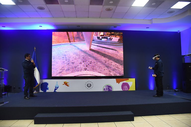Ing. Omar Villanueva, Director de Tecnología y Recursos Educacionales, brindo la explicación del objetivo académico de los dos proyectos de RV presentados.