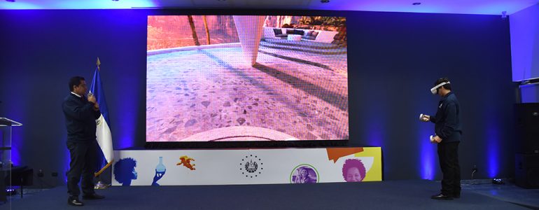 Ing. Omar Villanueva, Director de Tecnología y Recursos Educacionales, brindo la explicación del objetivo académico de los dos proyectos de RV presentados.