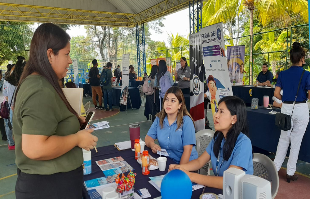 Tratamiento Robar a Conversacional DESARROLLO DE FERIA DE EMPLEO 2023 - Universidad Evangélica de El Salvador