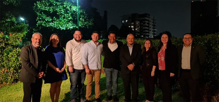 De izquierda a derecha: Lic. Emilio Gracias, Licda. Jessica Quijano (Directora de Relaciones y Cooperación Internacional UEES), Lic. David Alvarado, Ing. Federico Velasco, Dr. Roberto Sánchez, Dr. Luis Argueta, Dra. Cristina Juárez de Amaya (Rectora UEES), Dra. Mirna García (Vicerrectora Académica), Lic. César Meléndez (Director de Capellanía Universitaria).