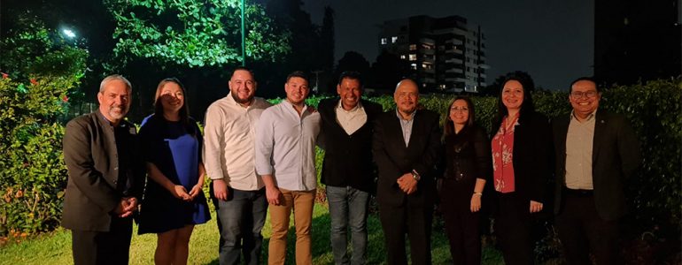 De izquierda a derecha: Lic. Emilio Gracias, Licda. Jessica Quijano (Directora de Relaciones y Cooperación Internacional UEES), Lic. David Alvarado, Ing. Federico Velasco, Dr. Roberto Sánchez, Dr. Luis Argueta, Dra. Cristina Juárez de Amaya (Rectora UEES), Dra. Mirna García (Vicerrectora Académica), Lic. César Meléndez (Director de Capellanía Universitaria).